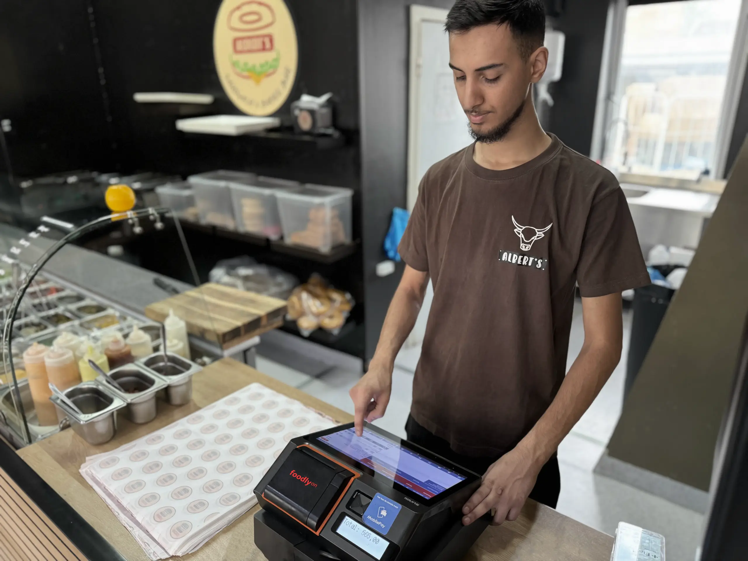 FoodlyOn mobil POS i brug ved et restaurantbord