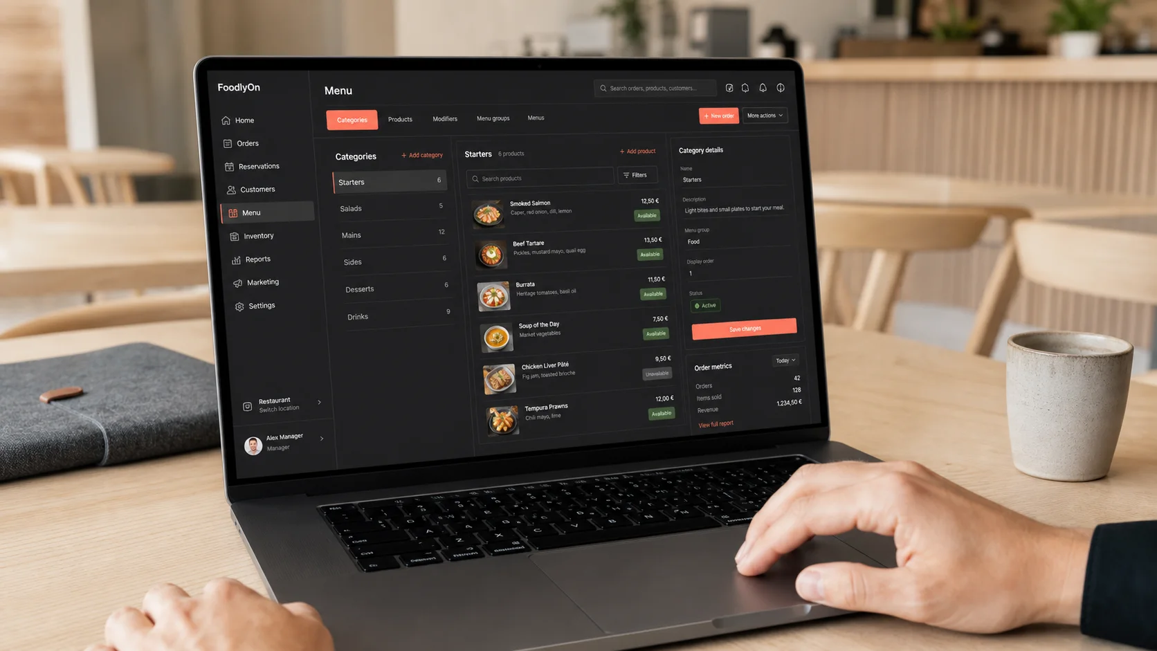 FoodlyOn menustyring vist på en bærbar computer